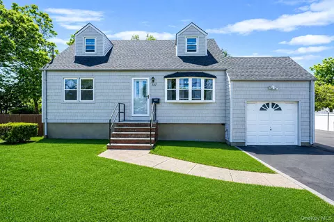 337 S 14th St, Lindenhurst, NY 11757