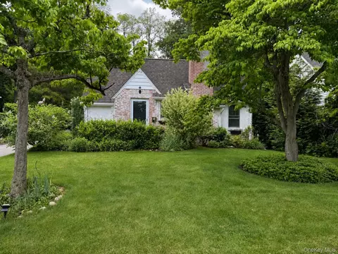 18 Cedar Dr, Huntington, NY 11743