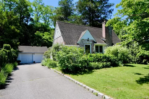 18 Cedar Dr, Huntington, NY 11743