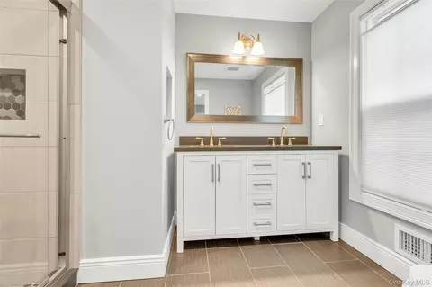 Bath - 2 Eton Ct, Plainview, NY 11803 photo 2 of 5