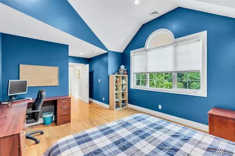 Bedroom - 2 Eton Ct, Plainview, NY 11803 photo 6 of 6