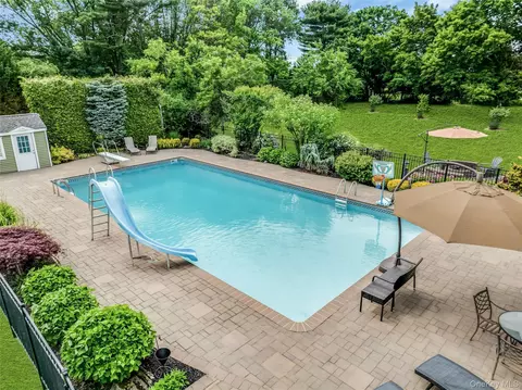 Exterior - 2 Eton Ct, Plainview, NY 11803 photo 13 of 13