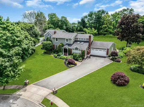 2 Eton Ct, Plainview, NY 11803