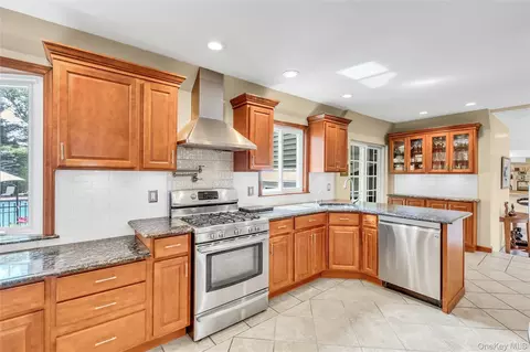 Kitchen - 2 Eton Ct, Plainview, NY 11803 photo 1 of 2
