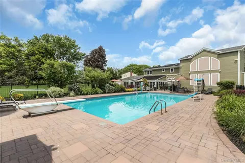 Exterior - 2 Eton Ct, Plainview, NY 11803 photo 6 of 13