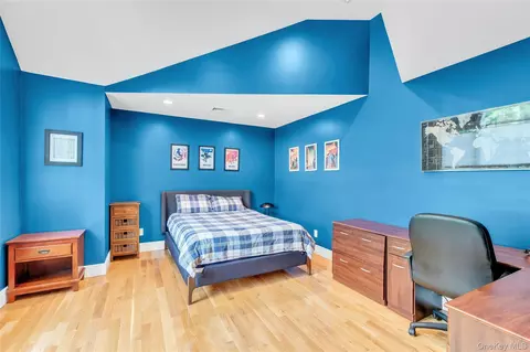 Bedroom - 2 Eton Ct, Plainview, NY 11803 photo 5 of 6
