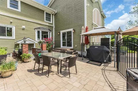 Exterior - 2 Eton Ct, Plainview, NY 11803 photo 8 of 13
