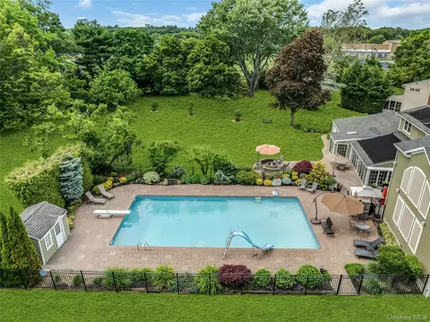 Exterior - 2 Eton Ct, Plainview, NY 11803 photo 11 of 13