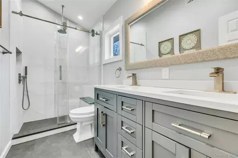 Bath - 2 Eton Ct, Plainview, NY 11803 photo 3 of 5