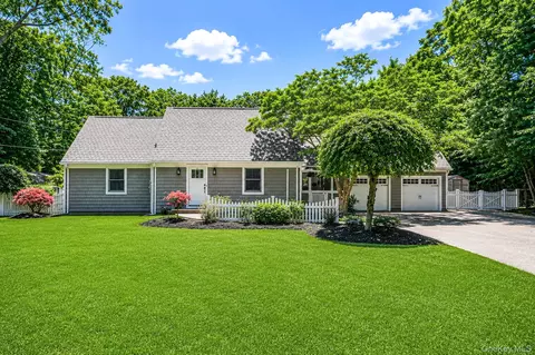 30 Landing Meadow Rd, Smithtown, NY 11787