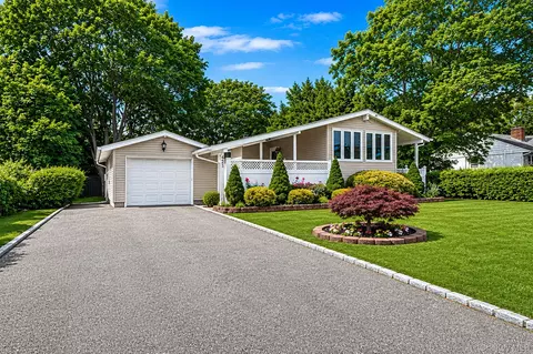 425 Old Country Rd, Deer Park, NY 11729