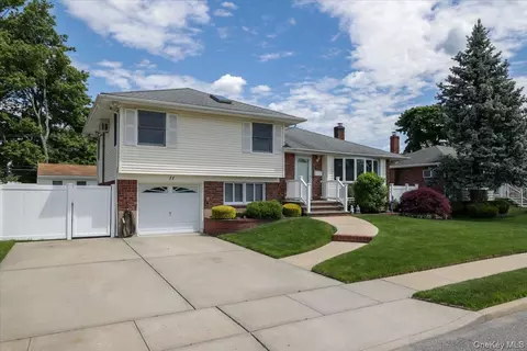 11 Damin Dr, South Farmingdale, NY 11735