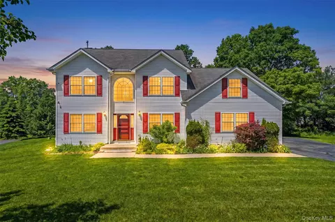8 Wayne Ct, Middletown, NY 10941