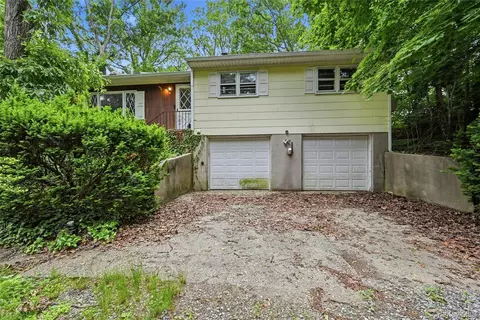 10 Lefferts Ave, East Northport, NY 11731