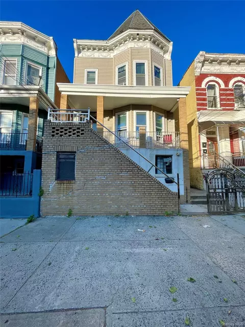 1822 Hunt Ave, New York, NY 10462