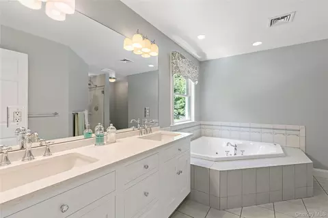 Bath - 37 Mountain Brook Dr, Philipstown, NY 10516 photo 1 of 2