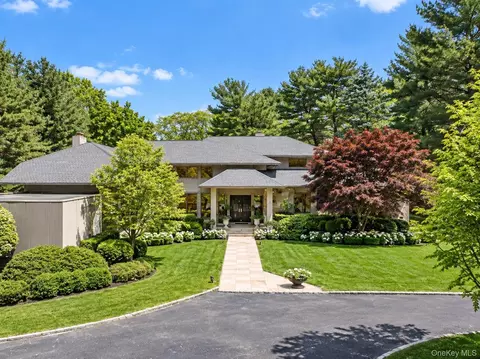 5 Coachmans Ct, North Hempstead, NY 11568