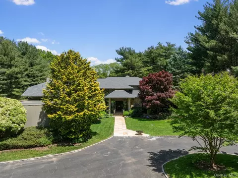 5 Coachmans Ct, North Hempstead, NY 11568