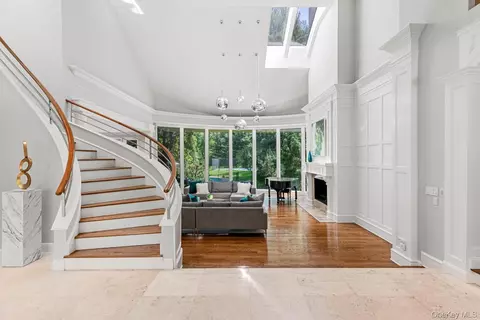5 Coachmans Ct, North Hempstead, NY 11568