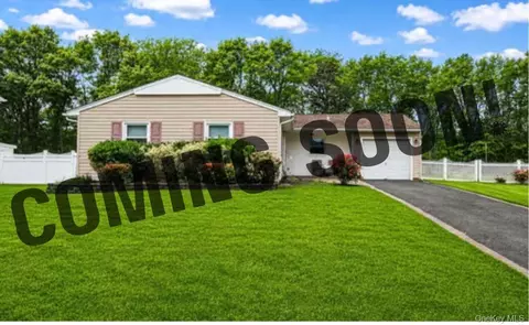 154 Spiral Rd, Holtsville, NY 11742