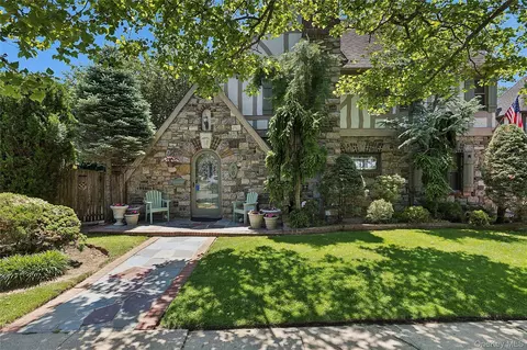 58 Park Ln, Rockville Centre, NY 11570