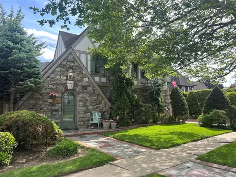 58 Park Ln, Rockville Centre, NY 11570
