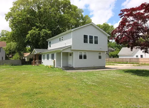 206 Huntington Dr, Mastic Beach, NY 11951