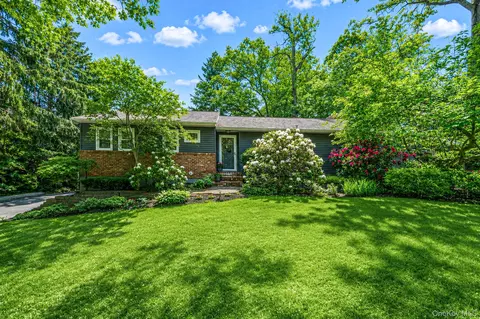 28 Royal Oak Dr, Huntington, NY 11743