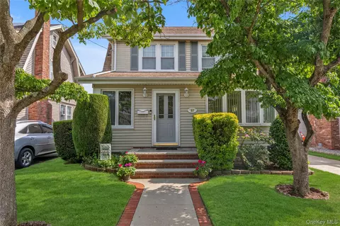 57 Malden Ave, Lynbrook, NY 11563