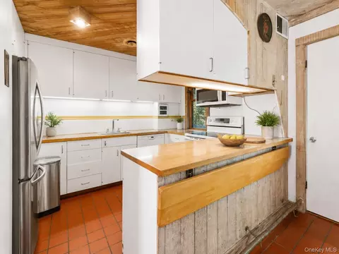 Kitchen - 8 Cliff Ct, Kent, NY 10512 photo 1 of 2
