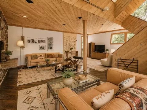 Living - 8 Cliff Ct, Kent, NY 10512 photo 2 of 6