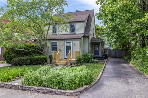 9 W 14th St, Huntington Station, NY 11746