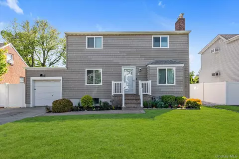 4 Lido Pkwy, Lindenhurst, NY 11757