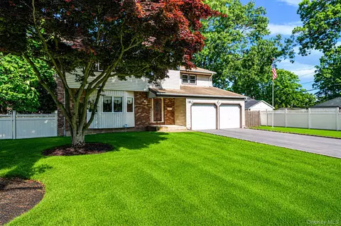 18 Deer Park Blvd, Deer Park, NY 11729