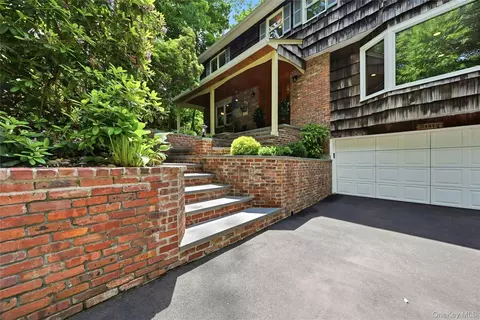 28 Maplewood Dr, Northport, NY 11768
