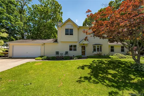 22 Vine St, Centereach, NY 11720