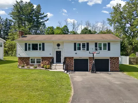 53 Carriage Hill Ln, Poughkeepsie, NY 12603