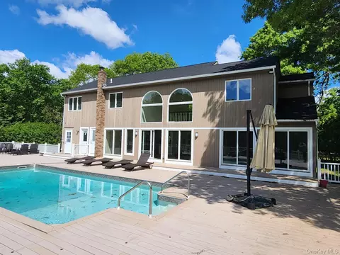 133 Old Country Rd, East Quogue, NY 11942