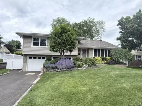 5 Simpson Dr, Old Bethpage, NY 11804