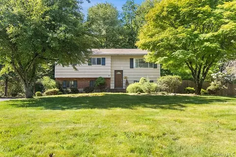 31 Amarillo Dr, Clarkstown, NY 10954