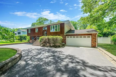 118 Ledgewood Dr, Smithtown, NY 11787