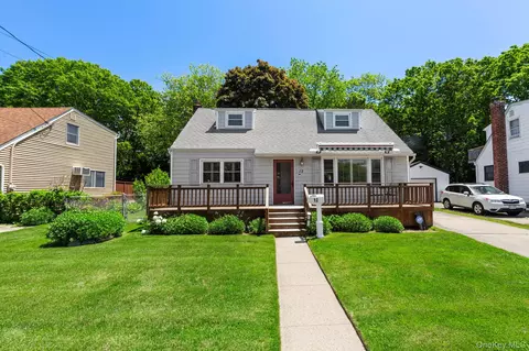 12 Leslie Ln, Massapequa, NY 11758