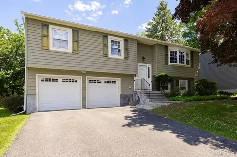 86 Keats Dr, New Windsor, NY 12553