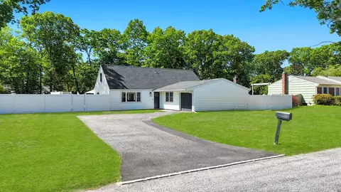 338 Easton St, Ronkonkoma, NY 11779