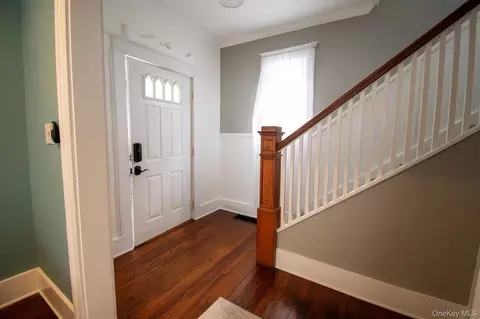 Entry Way - 671 Arlington Ave, Baldwin, NY 11510 photo 1 of 11