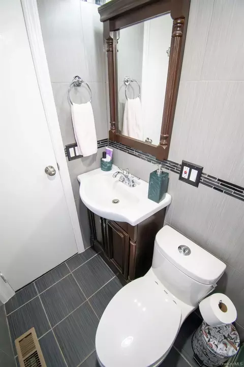 Bath - 671 Arlington Ave, Baldwin, NY 11510 photo 2 of 6