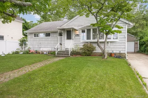 1644 Meadowbrook Rd, Merrick, NY 11566