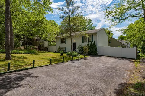 34 Roberts St, Mastic, NY 11950