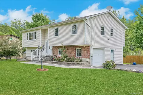 17 Quaspeak Rd, Clarkstown, NY 10920