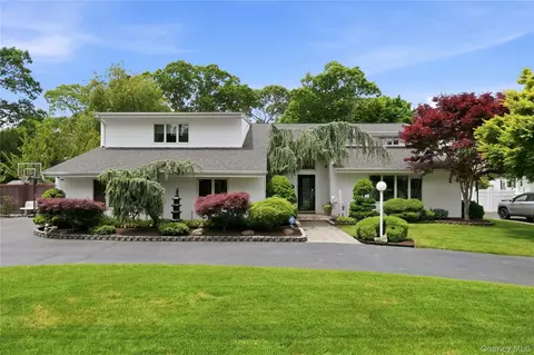 16 Wildwood Ct, East Islip, NY 11730